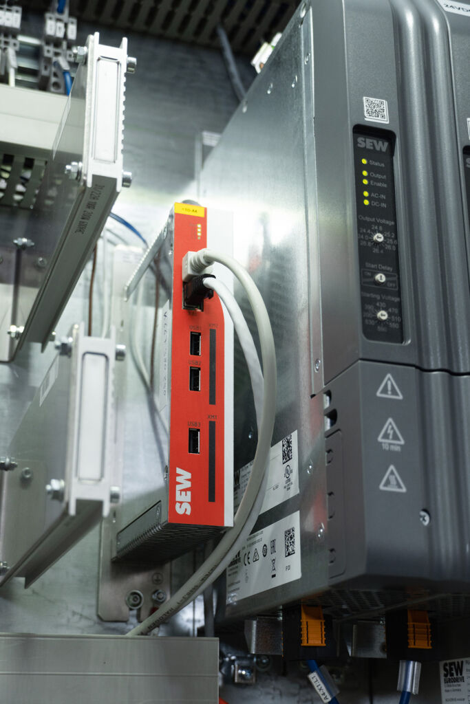 Energieoptimierte Verpackungsmaschine 3 Der Movi-C Controller UHX65
steuert die komplexen Bewegungen
in der Schlauchbeutelmaschine.