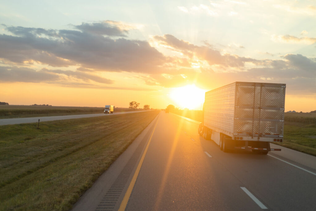 Bestellungen im Maschinenbau wachsen um 10 Prozent 1 Sunset Hues Casting Golden Light on a Freeway with Moving Truck