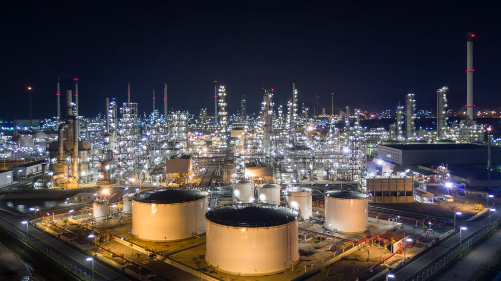 Digitale Typenschilder und Digital Twin-Plattform für die Prozessindustrie 1 Aerial view liquid chemical tank terminal Storage of liquid chemical and petrochemical products tank Oil and gas storage tanks at industrial oil refinery