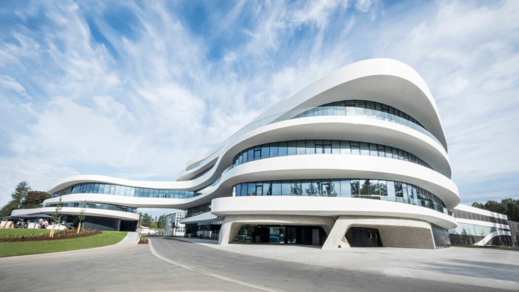 BHS Corrugated setzt auf Cronetwork MES: MES-Unterstützung für 20.000 Artikel 1 Mit knapp 3.200 Beschäftigten am Standort Weiherhammer (im Bild) und an mehr als 20 weiteren internationalen Standorten, verfügt der Maschinen- und Anlagenbauer BHS Corrugated über ein breites Produkt- und Leistungsspektrum.