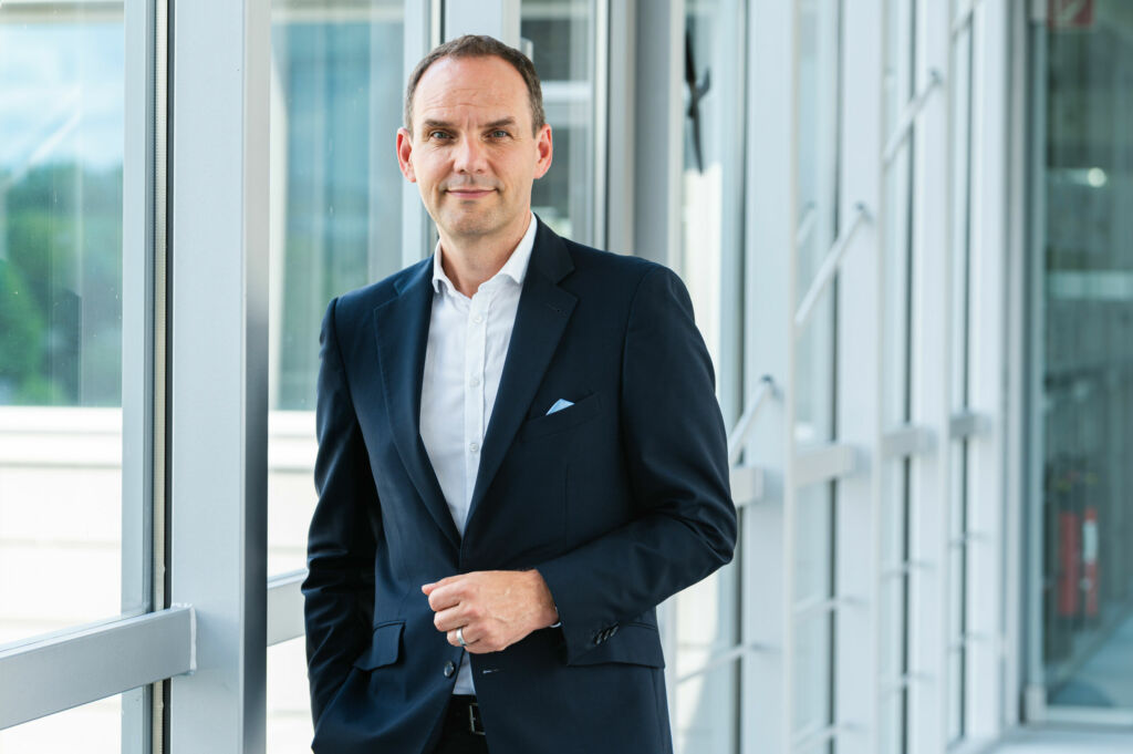 "Bis zu 30 Prozent geringere Prozesskosten im Einkauf" 4 Steht seit 2021 als CEO an der Spitze von Conrad Electronic: Ralf Bühler.