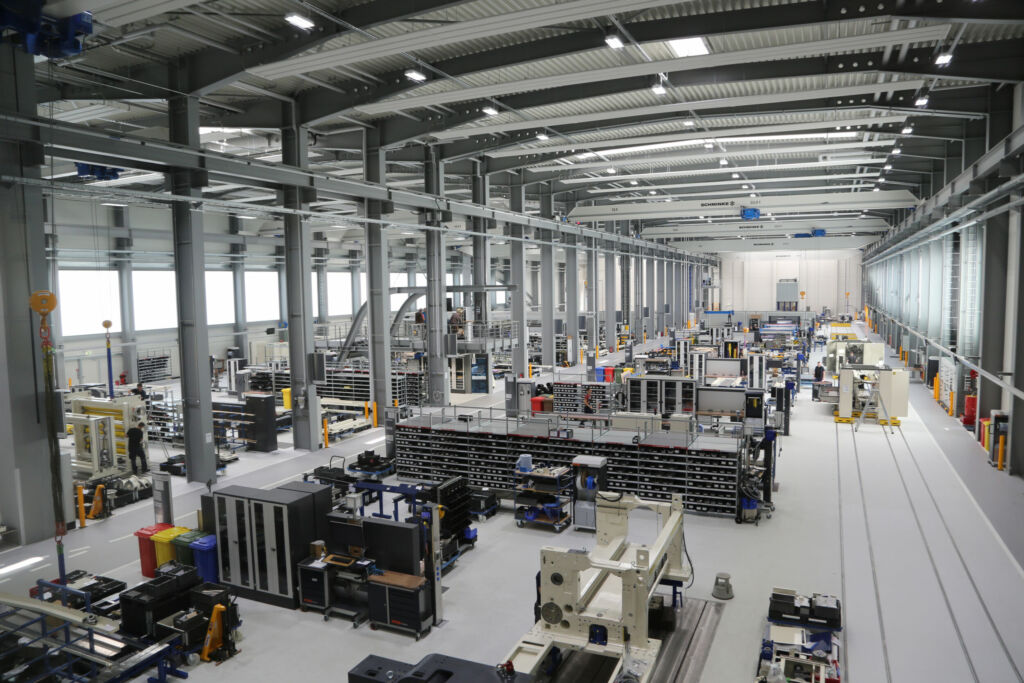 BHS Corrugated setzt auf Cronetwork MES: MES-Unterstützung für 20.000 Artikel 2 Ein Blick in die Fließmontage beim Maschinen- und Anlagenbauer BHS Corrugated.