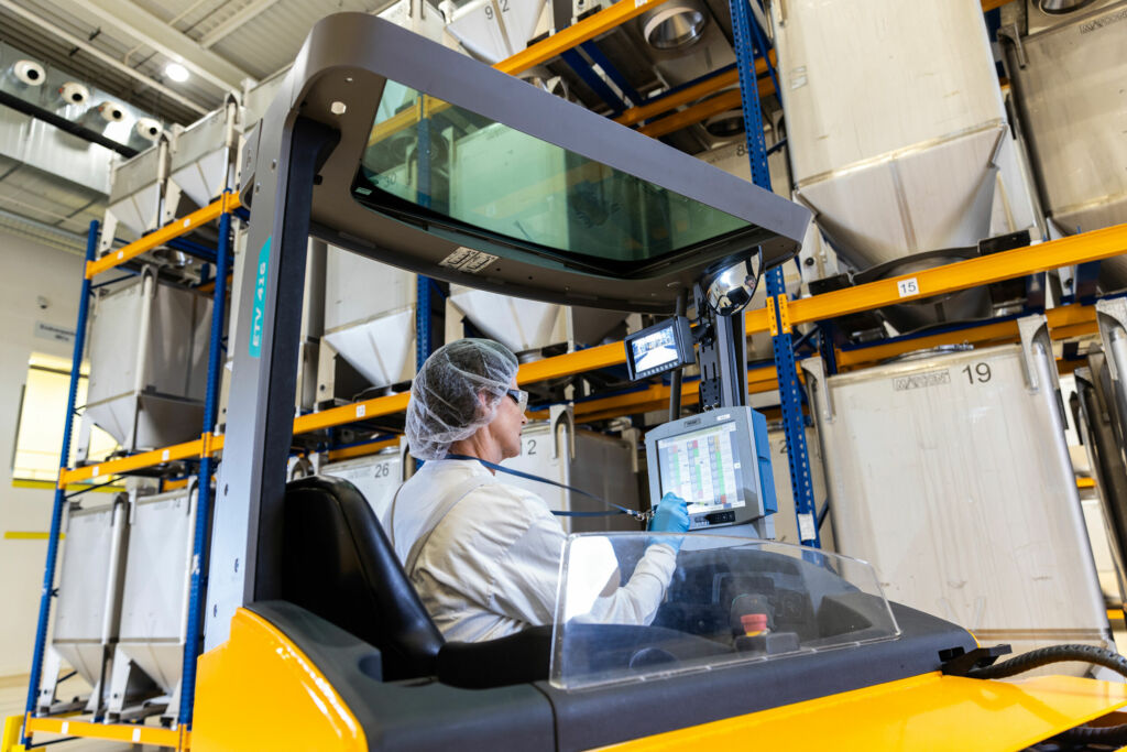 Zehn Jahre im Dauereinsatz: Die Edelstahl-Industrie-PCs bei Glanbia Nutritionals 2 Mobile Intralogistik-Prozesse werden bei Glanbia Nutritionals mit Industrie-PCs unterstützt.