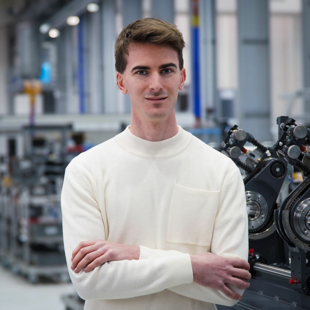 BHS Corrugated setzt auf Cronetwork MES: MES-Unterstützung für 20.000 Artikel 3 Janik Auburger, Specialist Cost Controlling, BHS Corrugated Maschinen- und Anlagenbau GmbH: "Wir nutzen das System in der mechanischen Teilefertigung, der Riffelwalzenfertigung und auch in der Montage. Sämtliche unserer Erzeugnisse - wir sprechen hier von mehr als 20.000 Artikelnummern - werden mithilfe von Cronetwork MES gefertigt."