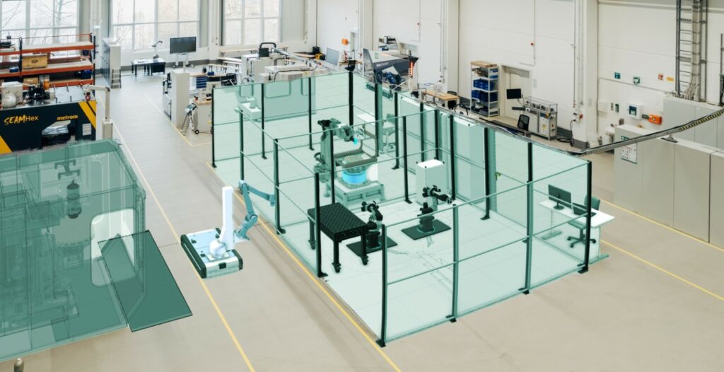 Das in einer Matrix-Architektur aufgebaute Versuchsfeld am IWU-Standort Dresden bildet die B&uuml;hne: Flexible Fertigungszellen und digitale Zwillinge der Anlagen bilden auf dem Industrieworkshop am 26. September die Basis f&uuml;r einen Einblick in die SWAP-IT-Architektur.