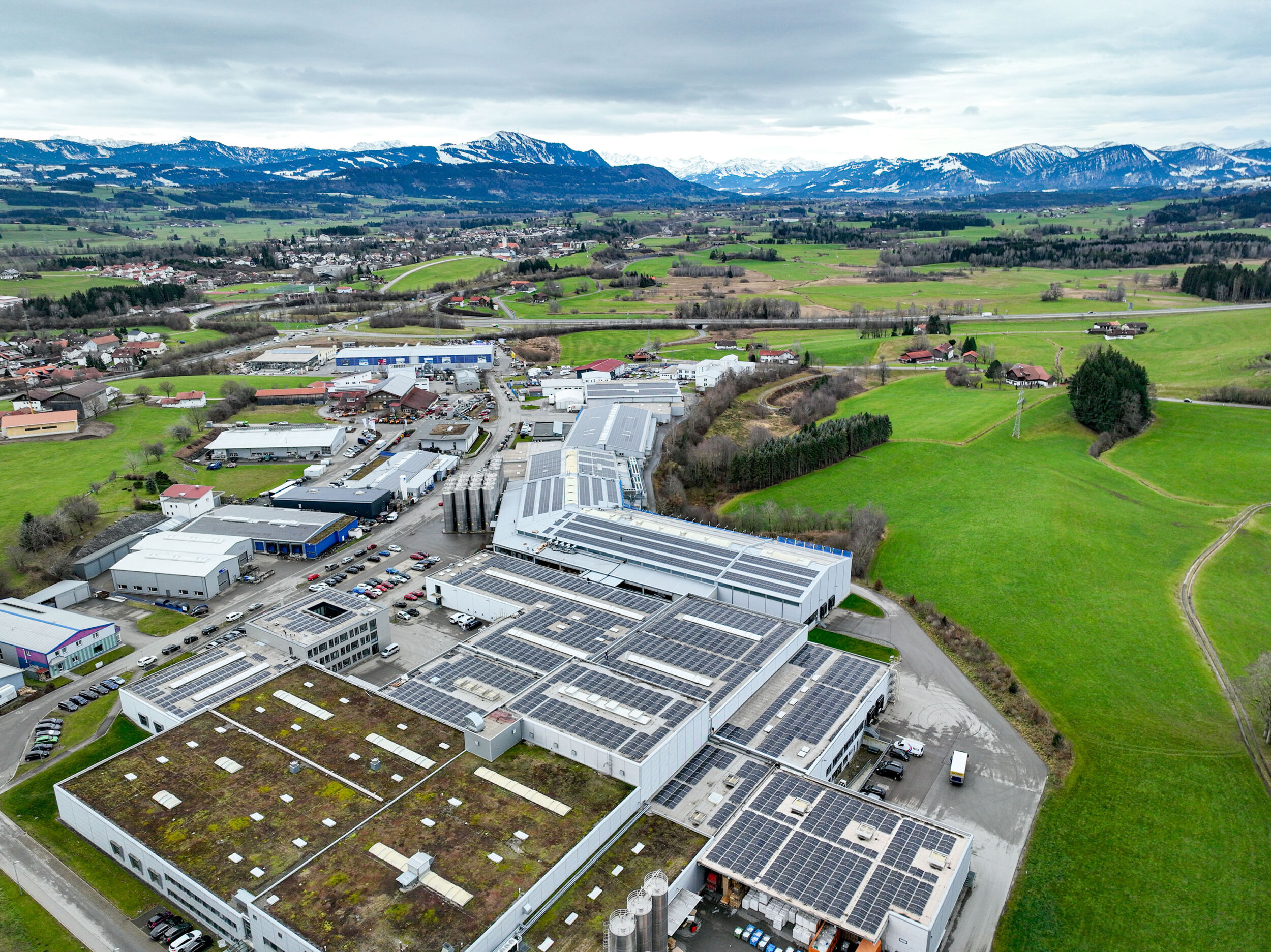Eine der größten Aufdach-Solaranlagen Bayerns