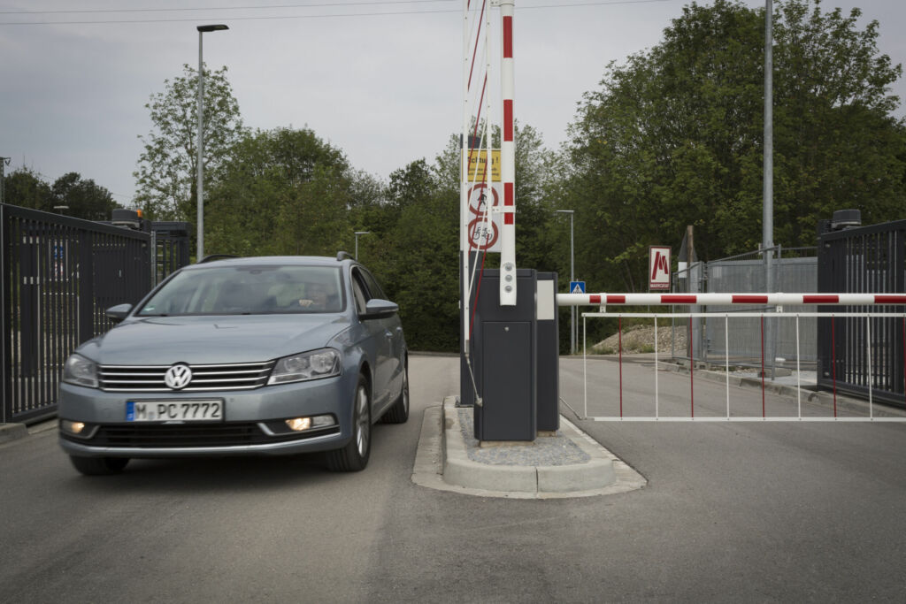 Anwendungsfälle für die Zufahrtskontrolle 1 Kennzeichenerkennung sorgt für komfortable Zufahrt aufs Gelände.