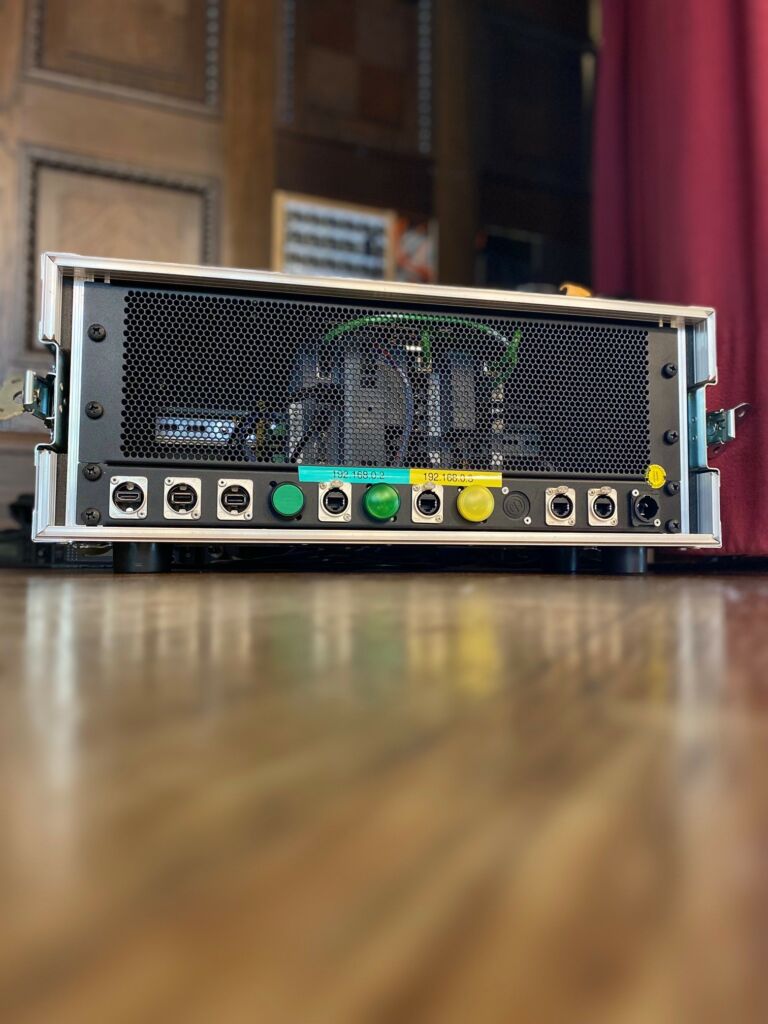 Automatisierungstechnik für Live-Events: "Zwei Kabel dran und wir sind entspannt" 3 Das ganze System
passt in ein Flightcase.