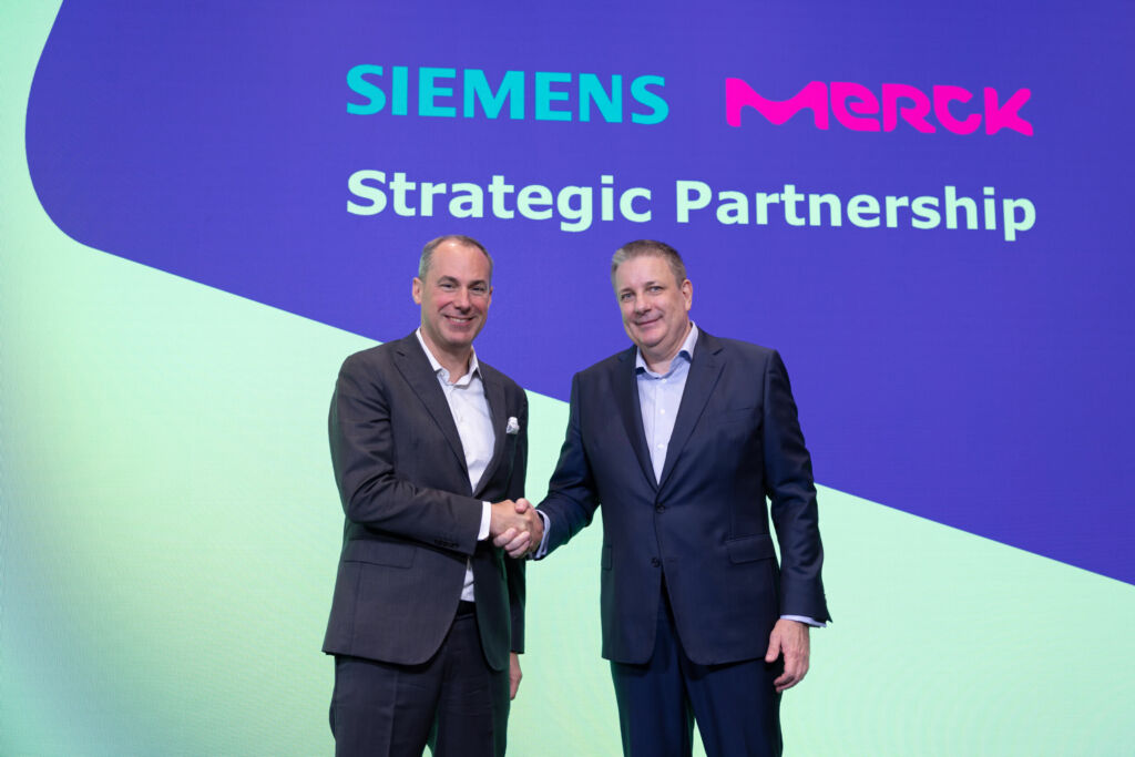 Merck und Siemens schließen strategische Partnerschaft 1 Cedrik Neike (l.), CEO Digital Industries und Mitglied des Vorstandes der Siemens AG, und Kai Beckmann, Mitglied der Geschäftsleitung von Merck und CEO Electronics, unterschreiben Absichtserklärung.