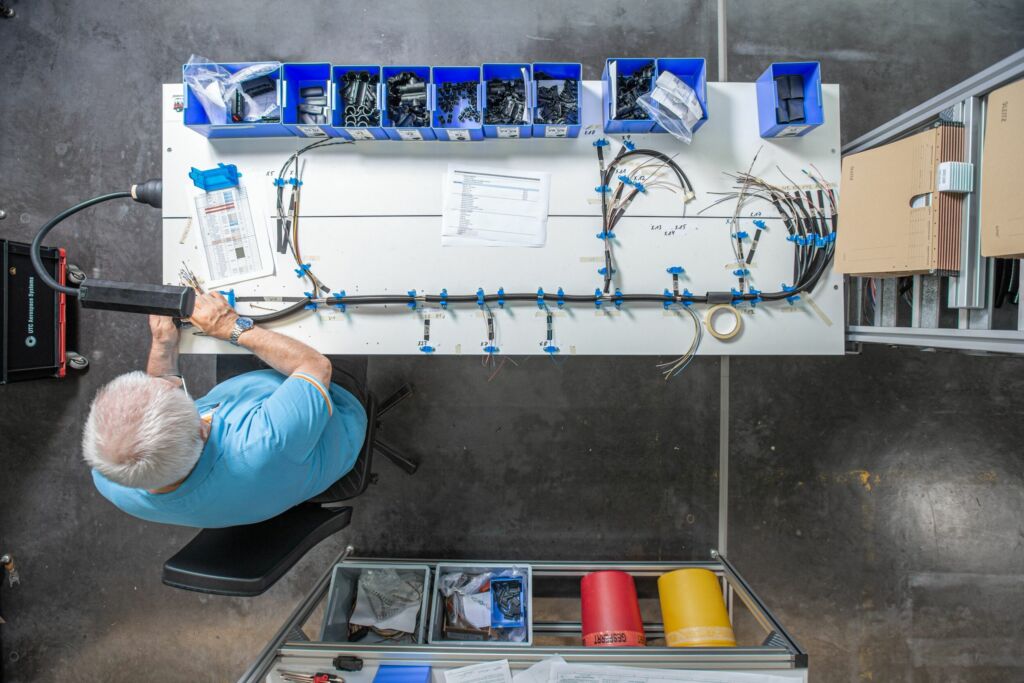 Jürgenhake beschleunigt Vertriebsprozess: Kabel online konfiguriert 1 Blick auf einen Arbeitsplatz in der Kabelkonfektionierung von Jürgenhake