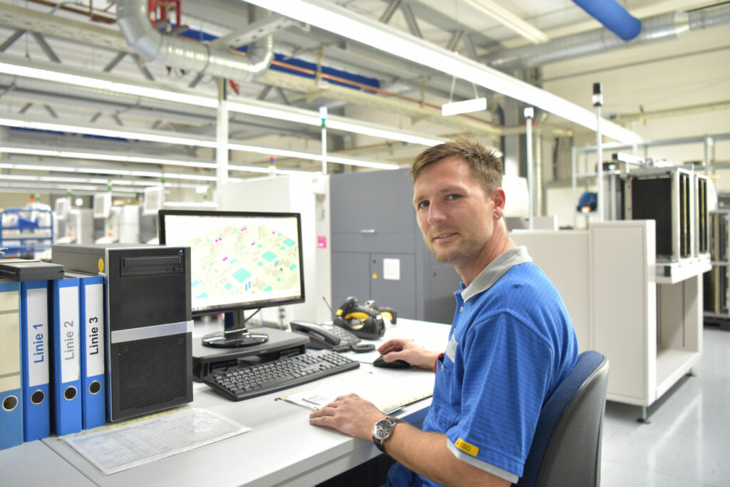Reihenfolgenplanung mit KI-gestütztem Pegging 1 Ingenieur am Arbeitsplatz in einer Fabrik zur Herstellung und Entwicklung von Elektronik Engineer at the workplace in a factory for the production and development of electronics