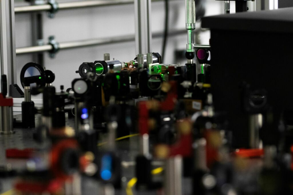 Erster photonischer Quantencomputer in Deutschland rechnet in Paderborn 1 Blick auf den Versuchsaufbau, wo das gequetschte Licht erzeugt wird. Das Foto zeigt nur einige der optischen Elemente, die für den Aufbau des gesamten Systems erforderlich sind.