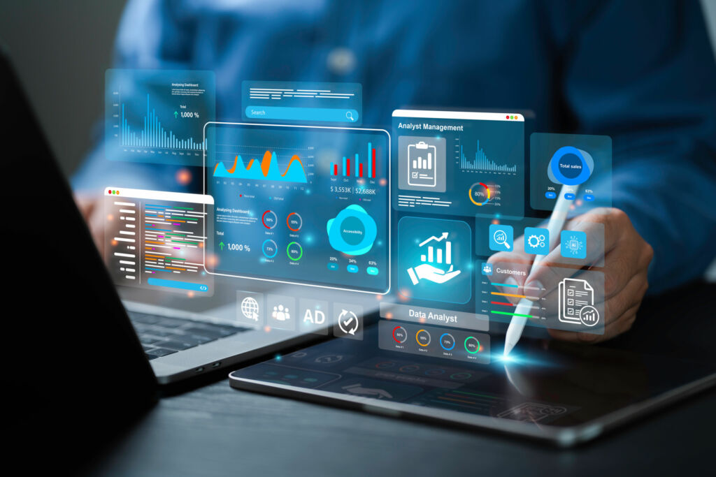 Kundendaten für den KI-Einsatz vorbereiten 1 An analyst uses a computer and dashboard for data business analy