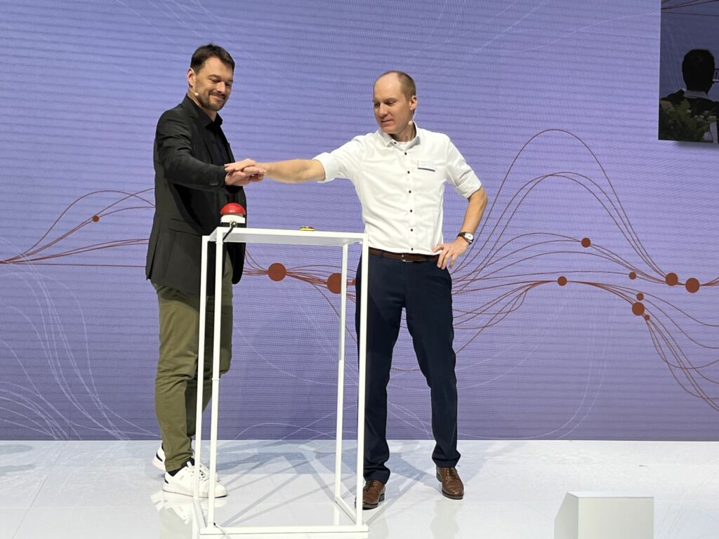 KI, Cloud, Digital Twin: Kuka verstärkt digitales Angebot 1 Quirin Görtz (r.), CEO Kuka Digital, und Mosaixx-Chef Andreas Frank (l.) launchen die neue Cloud-Plattform.