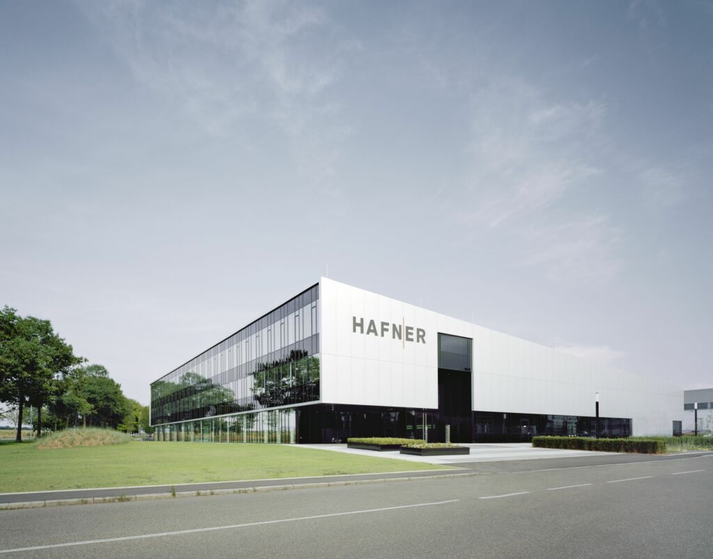 Systemimplementierung beim Maschinenbauer Hafner 1 Im Juni 2015 bezog die Philipp Hafner GmbH ein hochmodernes neues Firmengebäude, das architektonisch darauf ausgerichtet ist, optimale Bedingungen für die Zusammenarbeit zwischen allen Abteilungen herzustellen.