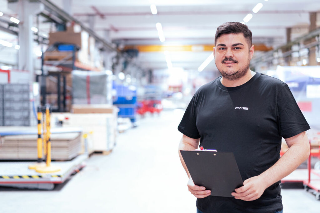 Optimierte Kommissionierung für die Montage 2 Bei FMB enstehen Lademagazine und Handlingsysteme zur präzisen Unterstützung industrieller Prozesse.