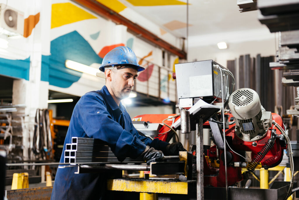 Arbeitsagenturen sehen zunehmende Bedeutung von Transformationsproblemen 1 Focused engineer working in workplace