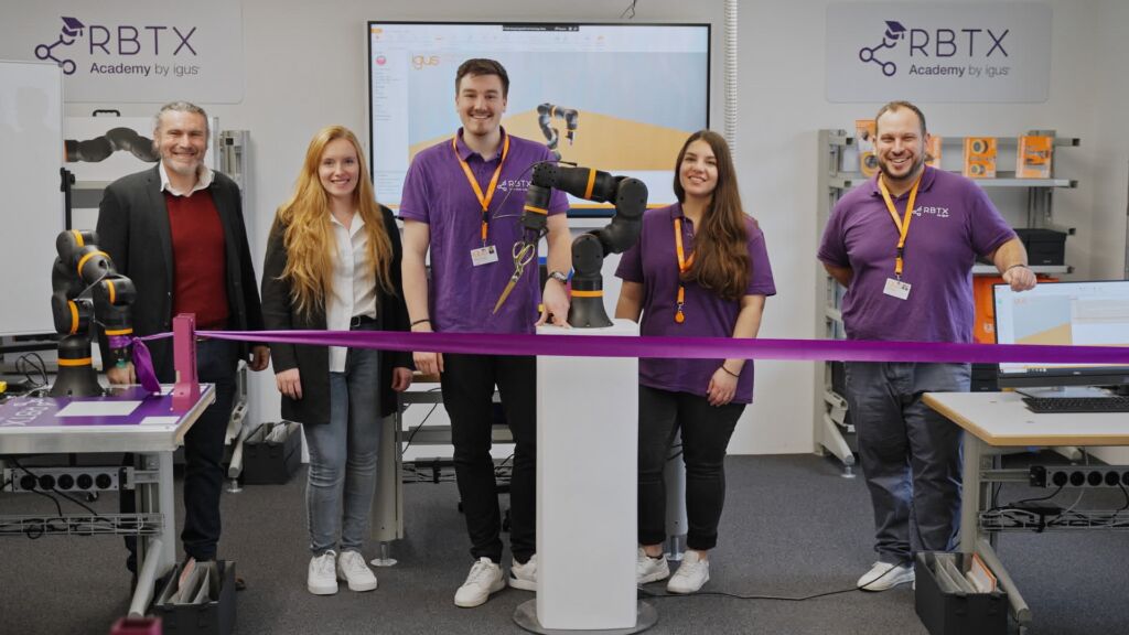 Igus eröffnet RBTX Academy in Köln 1 Gemeinsam mit Robert Horvat und Patricia Jakob von der German Academies eröffneten Sebastian Stukenborg, Sena Esen und Alexander Mühlens aus dem Low-Cost-Automation-Team von igus die RBTX Academy (v.l.n.r.).
