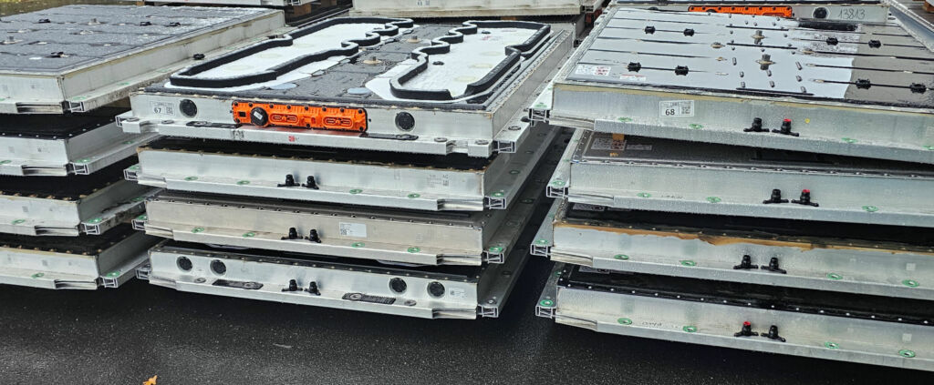 Nahtlos vom Wareneingang bis zum Versand 3 Die Behälter und Transportfahrzeuge müssen auf die
Anforderungen angepasst sein, die sich etwa aus den
Unterschieden der zugelieferten Altbatterien ergeben.