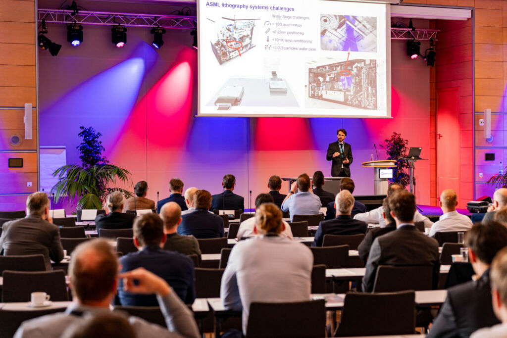 Keynotes der Rapid.Tech 3D beleuchten das Potenzial additiver Fertigung 1 Die Auftritte der Keynote-Sprecher des rapid.tech 3D-Fachkongresses ziehen immer besonders viel Publikum an. Impressionen von den Vorjahres-Sprechern Dr. Radu Donose/ASML und Dr. Brent Stucker/Wohlers Associates.