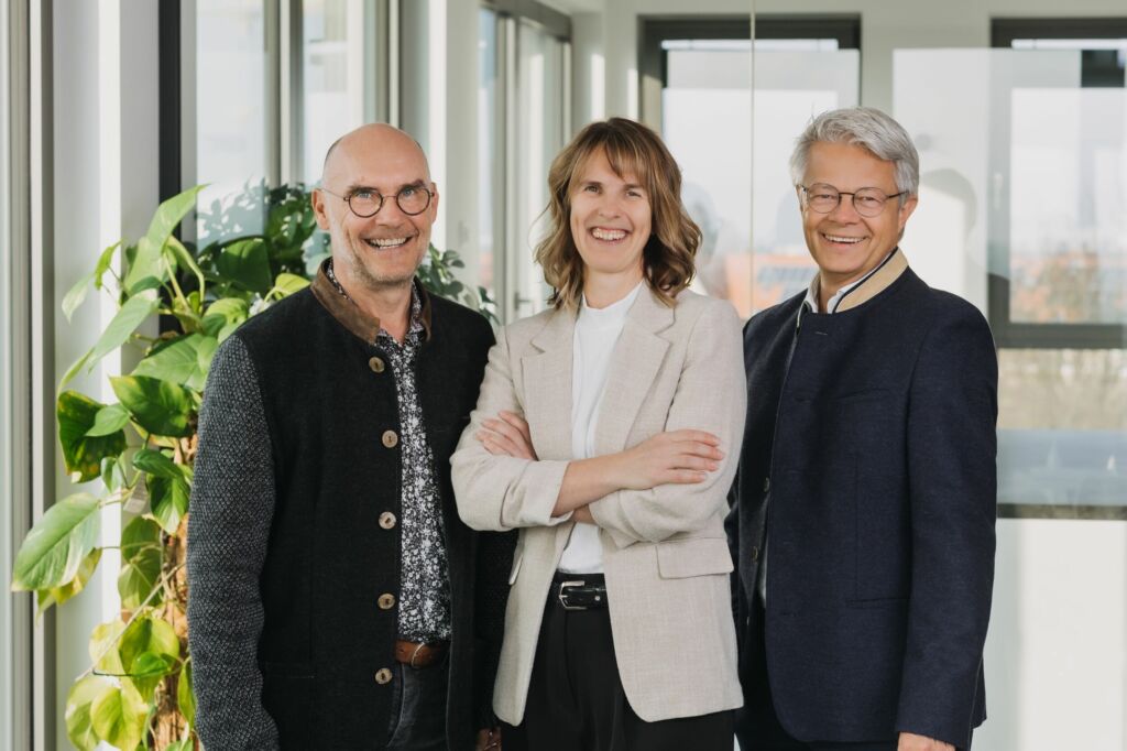 Eva Heuer wird neue CFO bei T.Con 1 Eva Heuer (mi.) mit ihren Geschäftsführungskollegen Michael Gulde (li.) und Karl Fuchs.