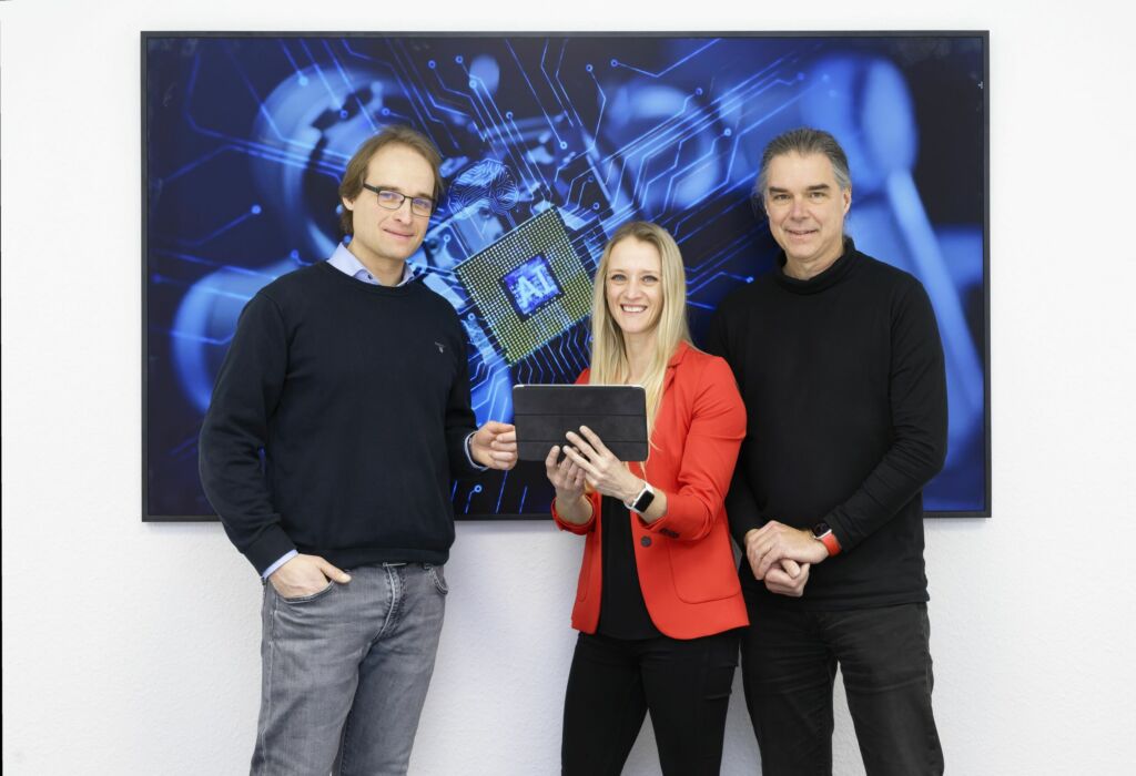 Jupiter AI Factory soll KI-Turbo für Europa werden 1 Professor Holger Hoos (rechts), Dr. Julia Mann und Professor Sebastian Trimpe vom AI Center der RWTH.