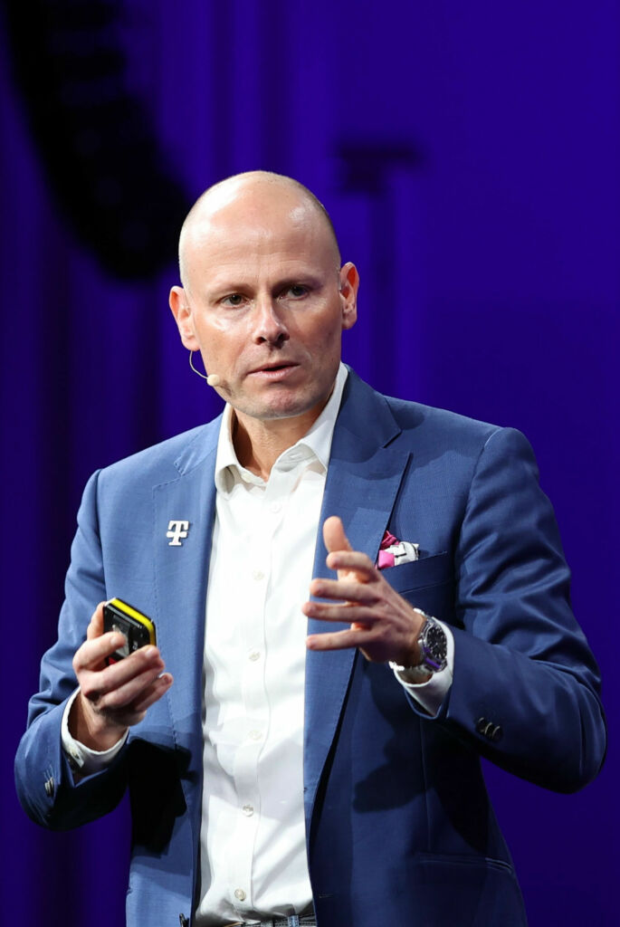 T-Systems / Drees & Sommer: "Eine andere Art der Fabriksteuerung wird möglich" 2 Dr Christian Hort 3