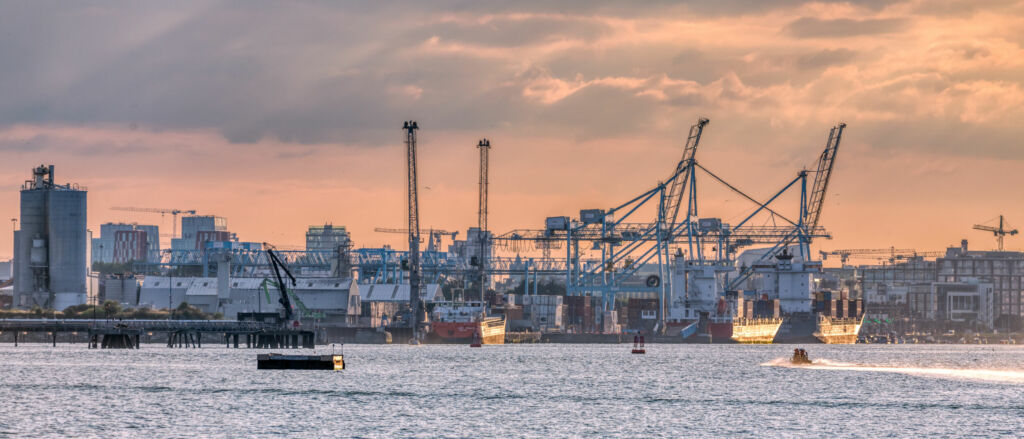 Auftragseingang im Maschinen- und Anlagenbau bleibt im Januar unter Vorjahresniveau 1 Dublin Harbor Port at sunset with cranes and ships