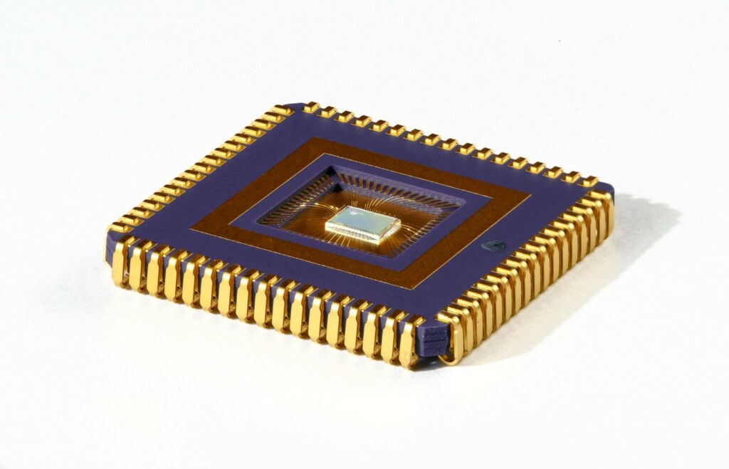 KI-Chip Senna beschleunigt Spiking Neural Networks 1 Der neuromorphe SNN-Chip Senna eignet sich für die ultraschnelle und energieeffiziente Verarbeitung niedrigdimensionaler Zeitreihendaten.