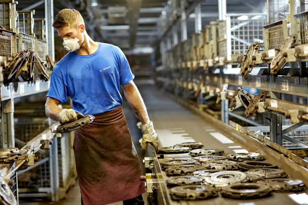 ERP-System sorgt für Tempo beim Re-Manufacturing 2 Die gebrauchten Bauteile werden im Wareneingang zerlegt und nach Typen sortiert. Die Daten zum Bestand liegen anschließend im ERP-System vor.