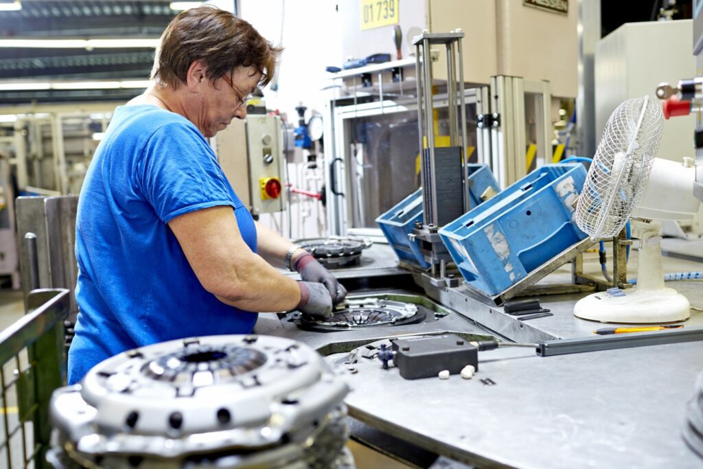ERP-System sorgt für Tempo beim Re-Manufacturing 1 Der Produktions- und Montageprozess umfasst viele Teilprozesse, wobei zum Beispiel der Vertrieb den Status eines Auftrags im ERP-System jederzeit nachvollziehen kann.