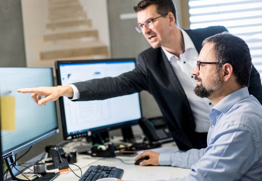 ERP-Software für variantenreiche Betonfertigteilproduktion 1 Zu jedem Produkt lassen sich die Hintergrundinformationen als Regelwerk in der Software hinterlegen. So erleichtert die Lösung das interne Wissensmanagement und die Einarbeitung neuer Mitarbeitender.