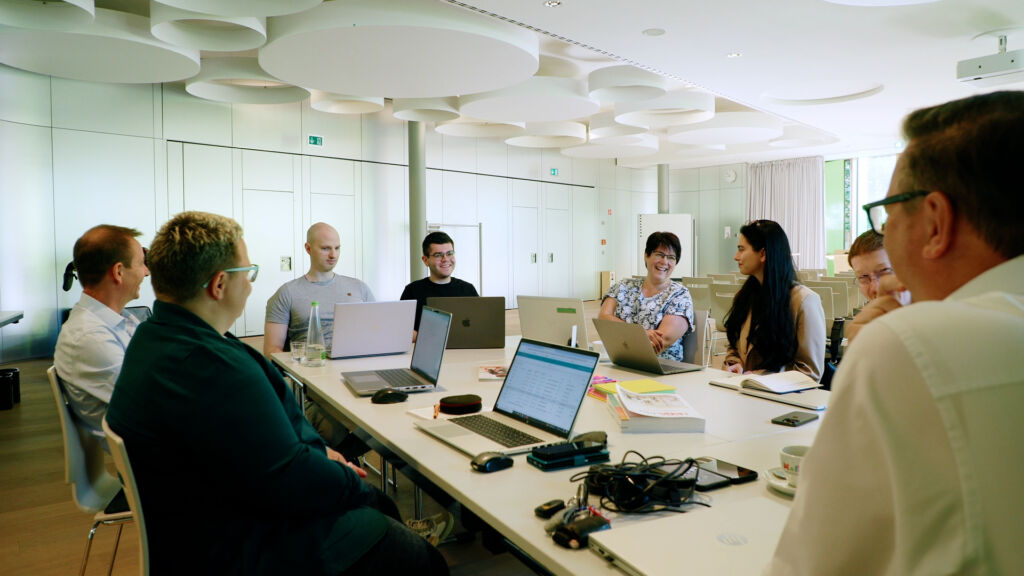 Mit KI gegen die Datenflut 1 KI, die begeistert: Im gemeinsamen Hackathon entsteht in kurzer Zeit ein funktionierender Prototyp.