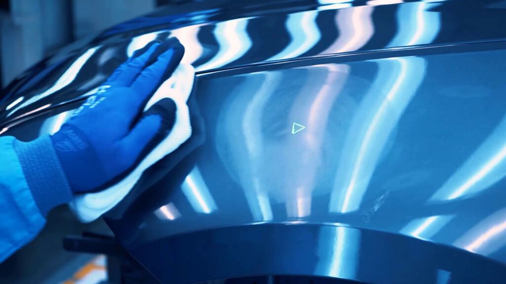 Digitale Werkerführung per dynamischer Laser- und Videoprojektion 1 Die Laserprojektion zeigt dem Werker exakt an, wo poliert werden muss.