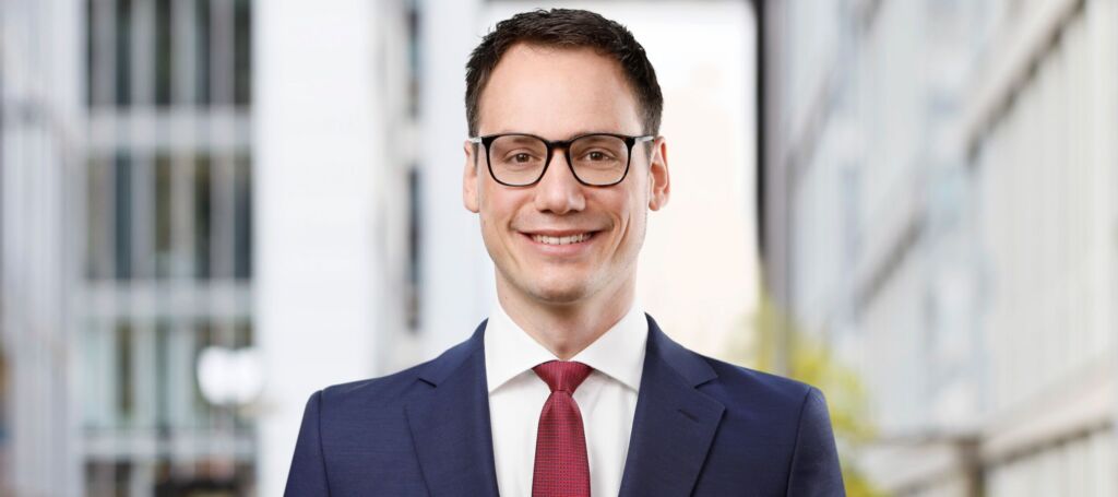 Europa und die Digitalsteuer: Auf dem Weg zu einer fairen, globalen Besteuerung? 2 Prof. Dr. Christoph Juhn ist Professor für Steuerrecht, Steuerberater und besitzt einen Master of Laws. Im Jahr 2015 gründete er die Juhn Partner GmbH. und 2017 die Juhn Besau GmbH.