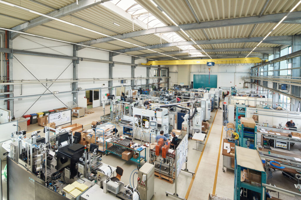 Zentrale Kapazitätsplanung im Sondermaschinenbau 1 Die Fertigung individueller Sondermaschinen bei Ruhlamat erfordert höchste Präzision und eine durchdachte Produktionsplanung.