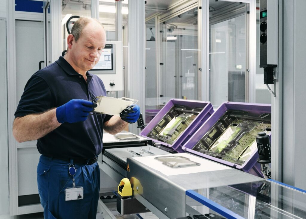 Die Bipolarplatte Kernelement eines Brennstoffzellenstacks regelt die Zufuhr von Wasserstoff und Luft sowie die