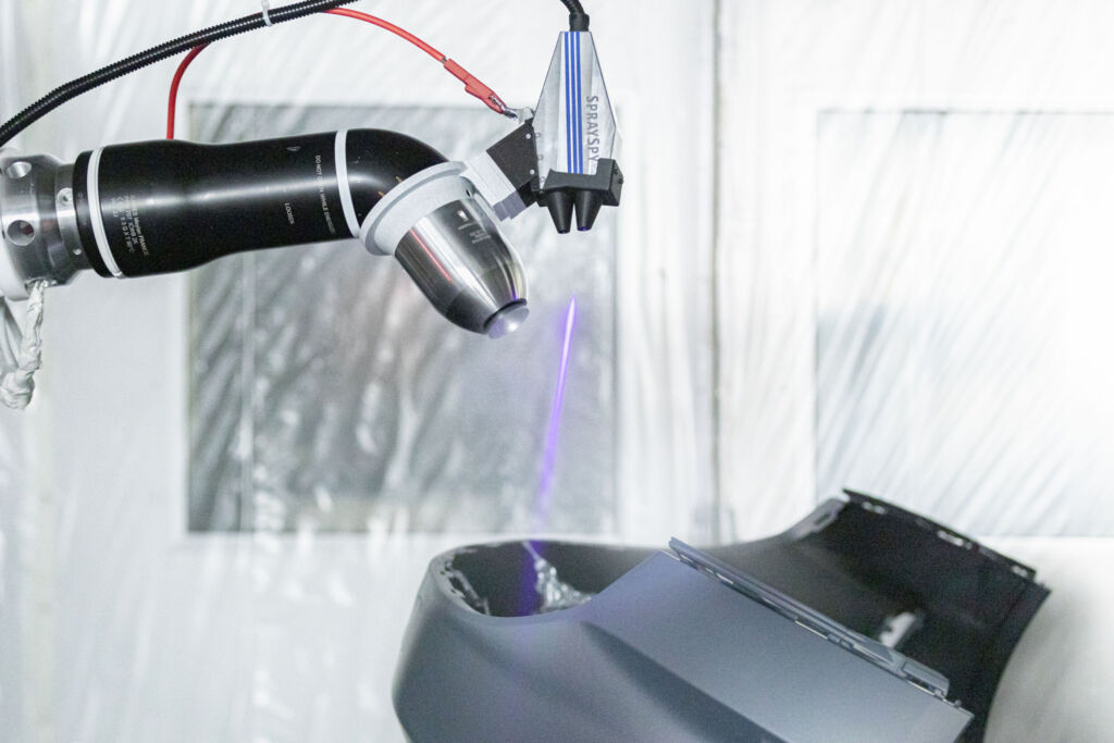 KI unterstützt beim Lackieren 1 Ein Roboter sprüht Lack auf einen Stoßfänger und ein Inline-Laserdetektor sowie weitere Sensoren zeichnen alles auf. Mit den angefallenen Daten wurde eine Künstliche Intelligenz trainiert.