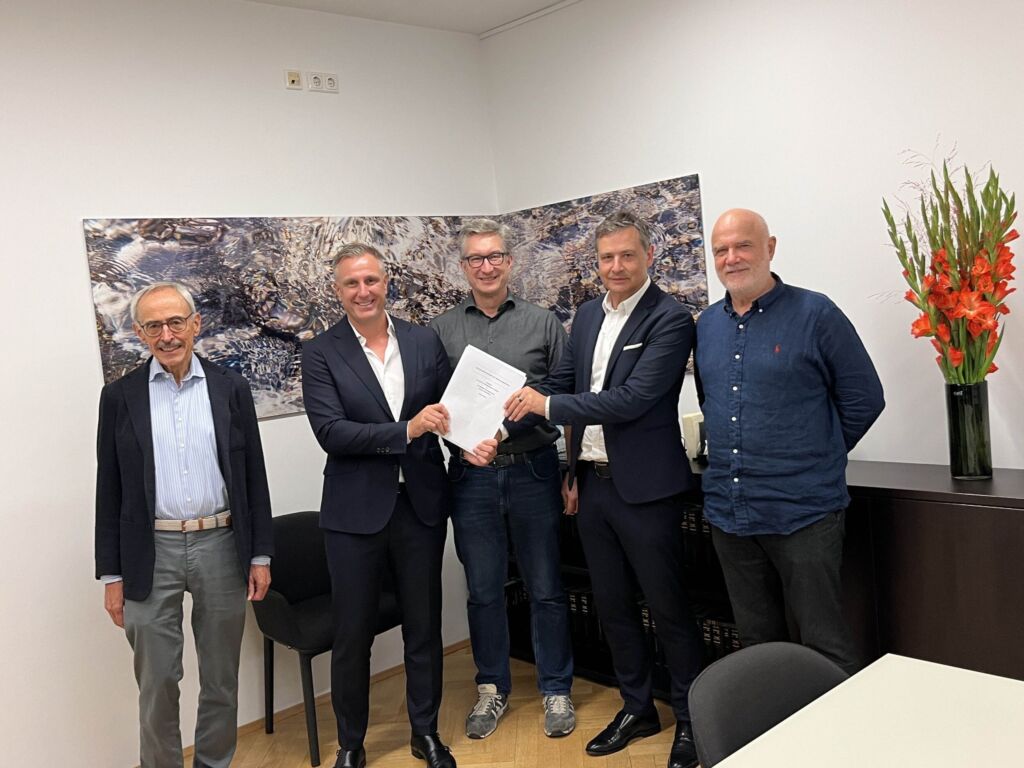 Proalpha übernimmt Insiders Technologies 1 Patrick Klein CFO Proalpha Group 2. von links und Werner Weiss CEO Insiders Technologies 2. von rechts bei d