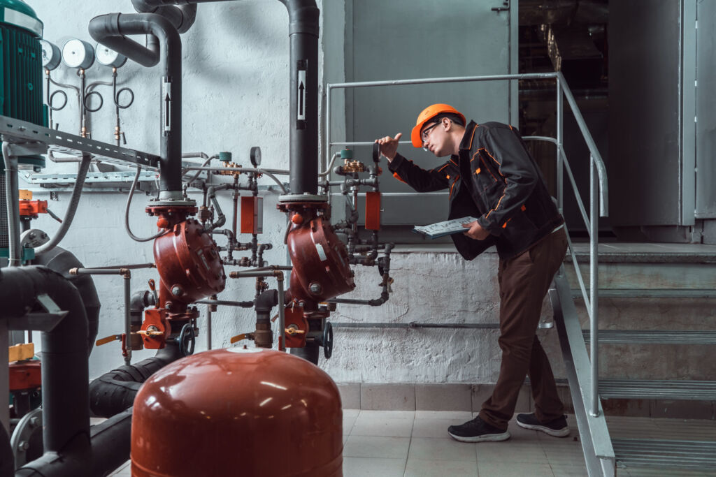 Asset Management: Prävention statt Reaktion 1 PowerEngineerChecksEquipmentAtWorkAndRecordsReadings