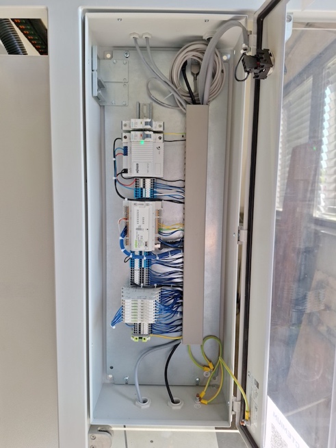 Ausfälle verhindern 1 Condition-Based Maintenance (CBM) auch an
Bestandsmaschinen: Nachrüstung mit der IoT-Connection-Box von Actemium.