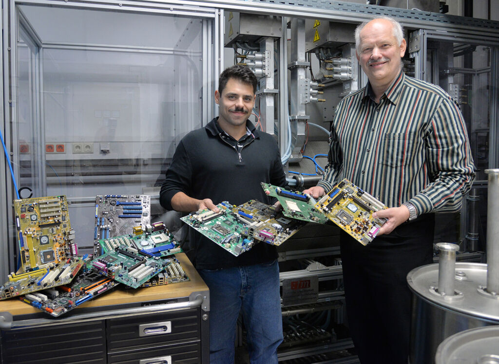 RWTH-Team macht kritische Metalle recycelbar 1 Professor Bernd Friedrich (links) und Doktorand Joao Weiss mit ausgemusterten Computer-Platinen.