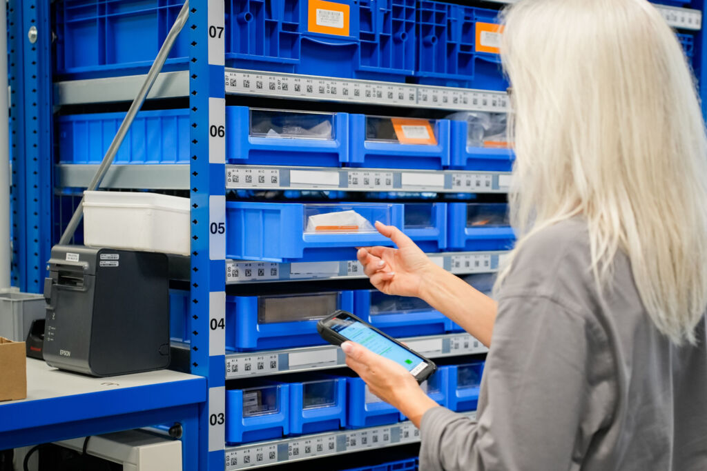 Wie FSG Prozesse modelliert
statt programmiert 3 Die Prozesse im Lager folgen einem ausgeklügelten System, das die Anforderungen des Herstellers effizient widerspiegelt. Sie lassen sich im neuen System nun ohne tiefe Eingriffe anpassen und bei Bedarf umgestalten.