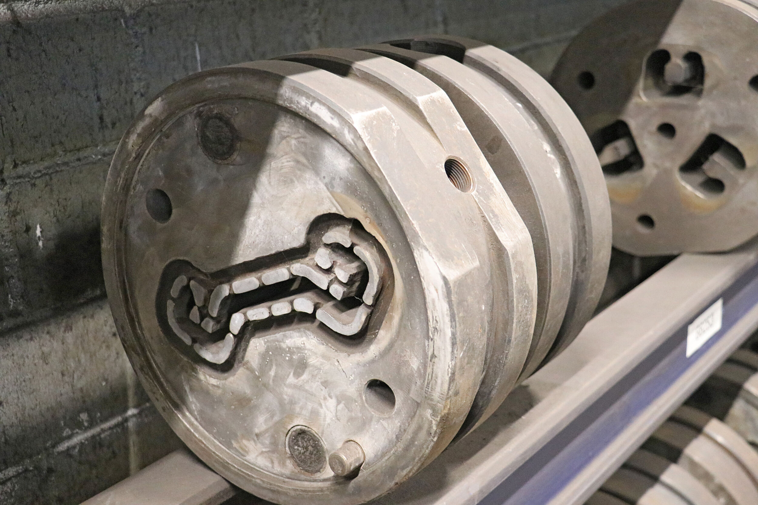 Die fürs Warmstrangpressen benötigten Werkzeuge sind vielteilig. Sie umfassen neben der formgebenden Matrize auch zahlreiche ergänzende Werkzeugkomponenten wie Druckringe.