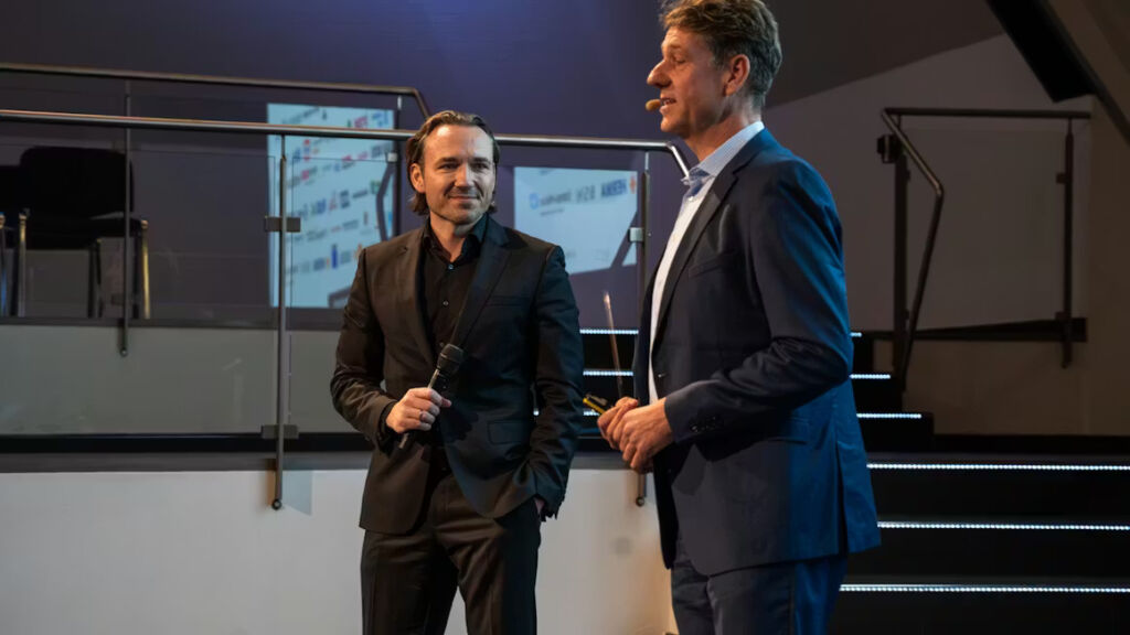 All for One Group übernimmt Apsolut 1 Michael Zitz (l.), CEO All for One Group, und ThomasHerbst (r.), Gründer und Geschäftsführer, Apsolut Group, auf der Procurement Convention 2026.