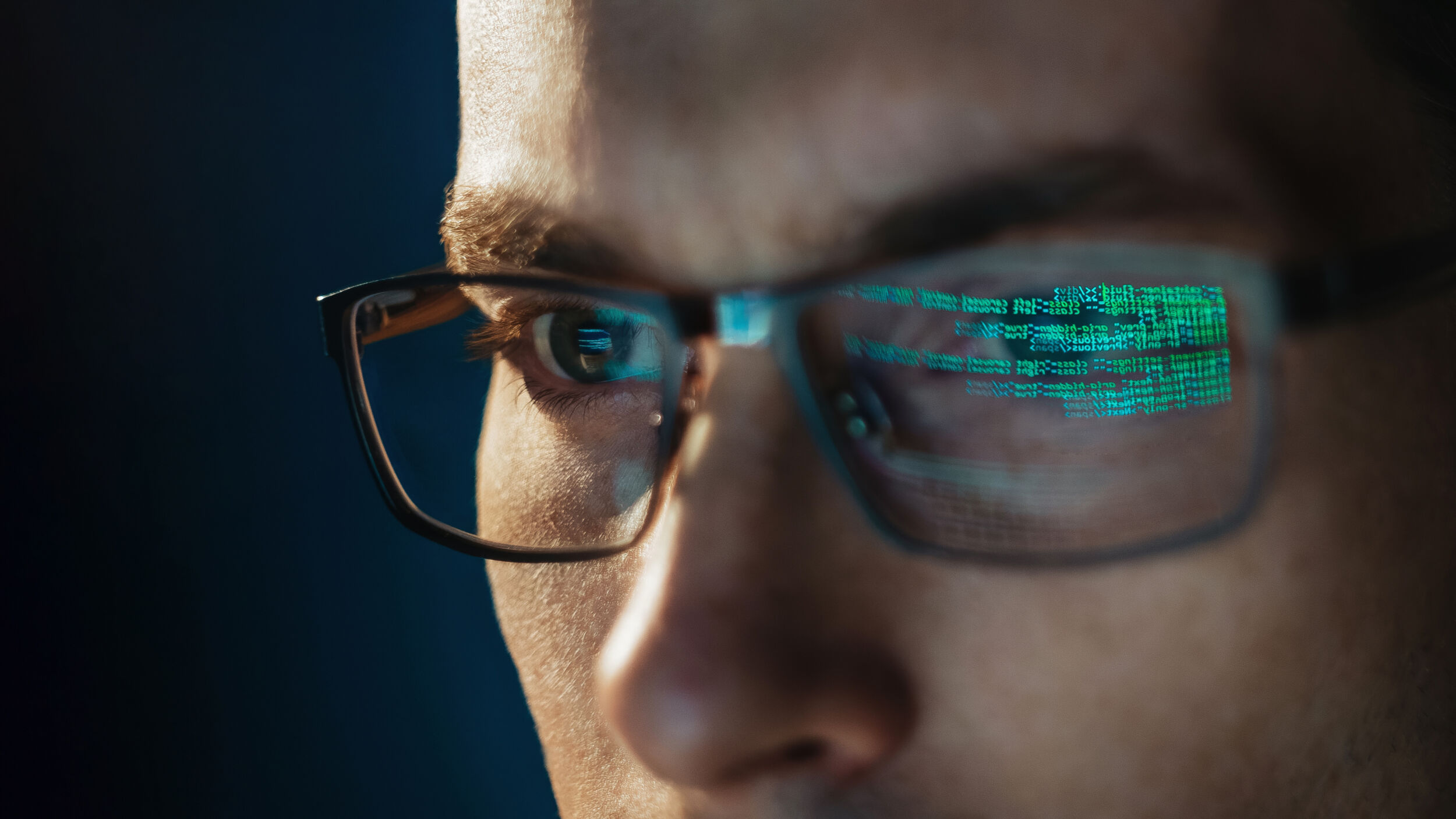 Beiträge 2 Close up portrait of focused software engineer wearing eyeglasses