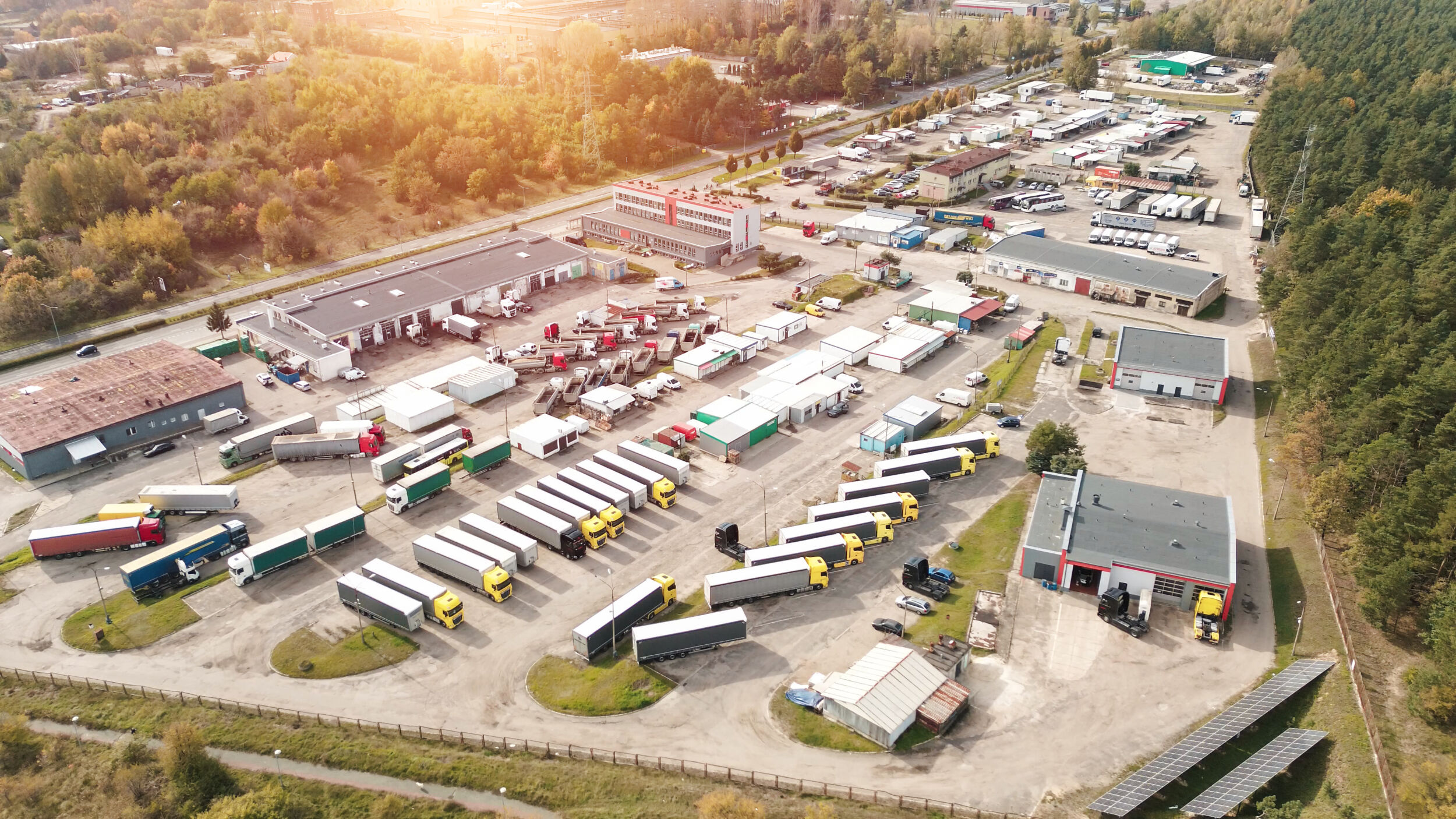 Freie Fahrt statt Flaschenhals 8 Truck fleet parked at warehouse facility