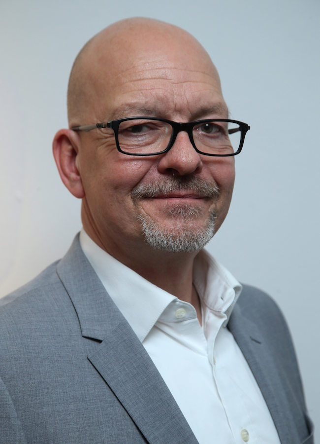 Vertriebsunterstützung für Becos 12 Mischa Wittek unterstützt die becos GmbH ab sofort beim Ausbau der Vertriebsaktivitäten mit Schwerpunkt auf becosMES sowie Lösungen für die intelligente Produktionsplanung mit becosAPS.