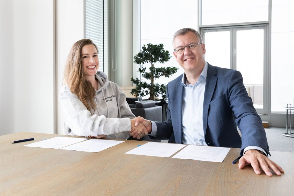 DIN und Sovereign Tech Agency arbeiten zusammen 1 Adriana Groh, Geschäftsführerin der Sovereign Tech Agency, und Christoph Winterhalter, Vorstandsvorsitzender von DIN, bei der Unterzeichnung