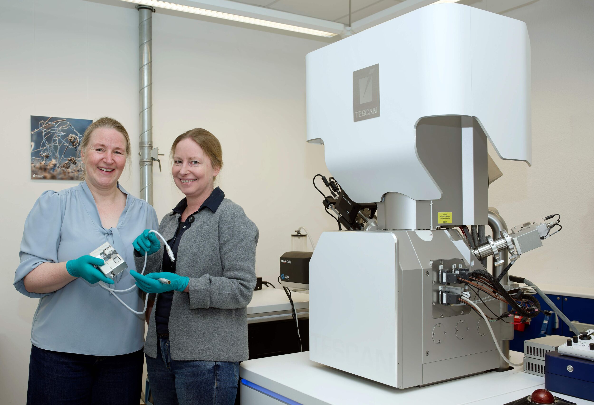 Warum Defekte in Metallen erwünscht sind 14 Professorin Sandra Korte-Kerzel (l.) und Nanostrukturen-Gruppenleiterin Dr. Stefanie Sandloebes-Haut